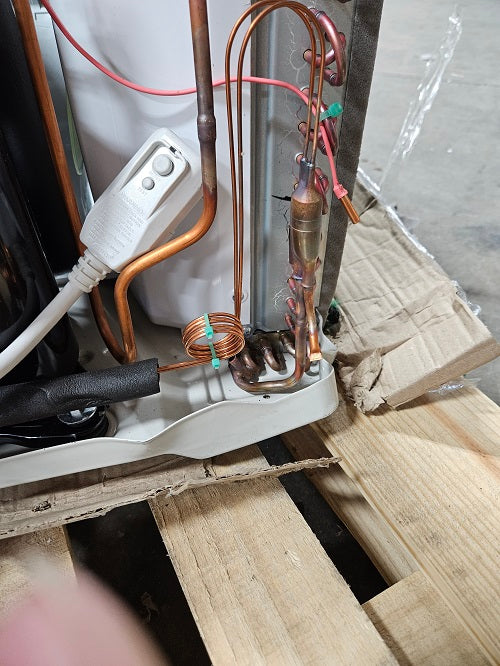 Scratch and Dent PTAC Unit Amana 9,300 BTU 115V Through-the-Wall Air Conditioner with Remote Model: PBC092G00CC-2205778826