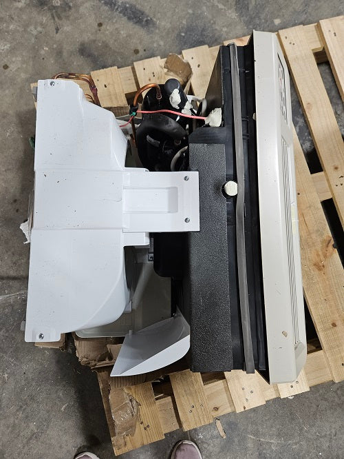 Scratch and Dent PTAC Unit Amana 9,300 BTU 115V Through-the-Wall Air Conditioner with Remote Model: PBC092G00CC-2205778826